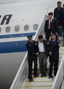 “红色通缉令”2号嫌犯 李华波被遣返回国