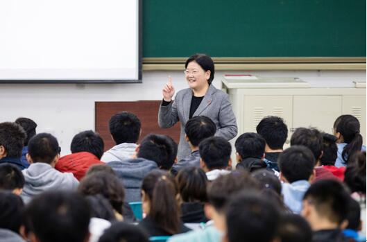 十九大精神进校园：将年华汇进时代旋律 把青春融入祖国山河