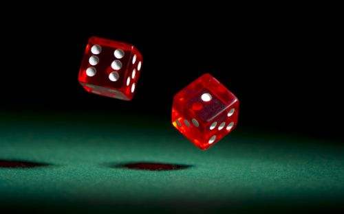 借打牌之名权钱交易 牌桌成为利益输送通道 只赢不输的赌局