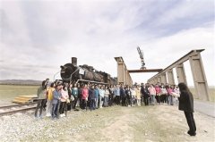 不朽的功勋 闪光的精神 访习近平总书记关心的二二一厂离退休职工