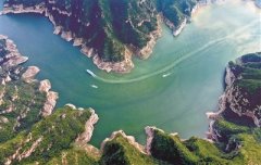 砥柱人间是此峰 以习近平同志为核心的党中央引领亿万人民走向民族复兴纪实 新华社记者