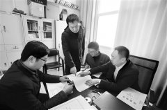 攥紧拳头“打伞破网”