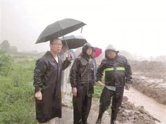 郑州单日降雨量突破历史极值 纪检监察干部积极参与防汛救灾 暴雨中的守护