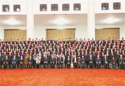 中共中央国务院关于授予全国脱贫攻坚楷模荣誉称号的决定 （2021年2月25日）