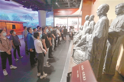 牢记根本问题：中国共产党是什么、要干什么