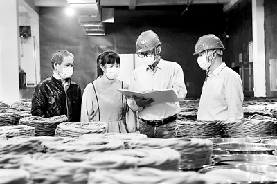 监督护航电力供应