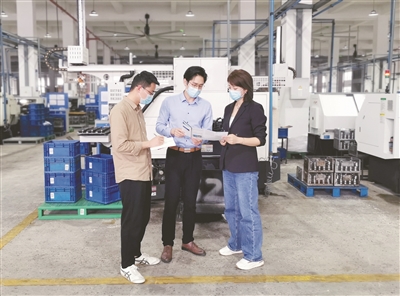 【字体】 大  |  默认  |  小 “临近退休‘逃逸式’离职”“退休后违规在企业任职”……一些干部在政商之间暗通款曲捞取好处