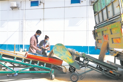 以“升溢粮”“价差粮”敛财 借亲属名义贪污