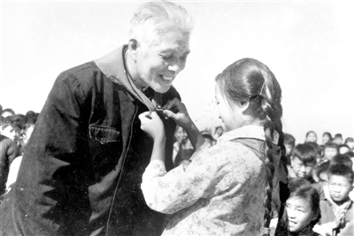 捧着一颗心来 不带半根草去