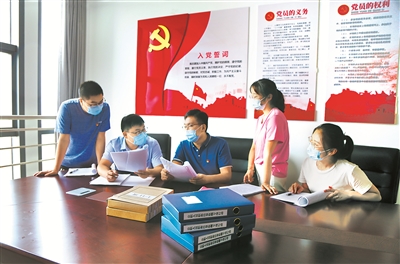 违规兼职、挂证取酬、退休兼职……警惕权力寻租变现的“过墙梯”